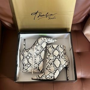 Women’s 7.5 snake print boots